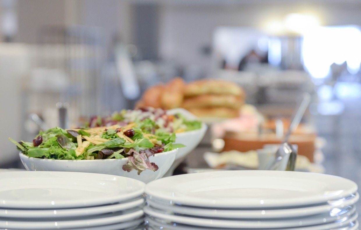 Assiettes déposées sur une table de style buffet