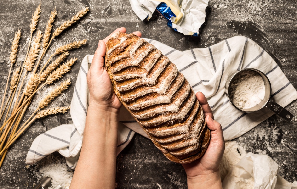 Table avec un pain et des accessoires de blé