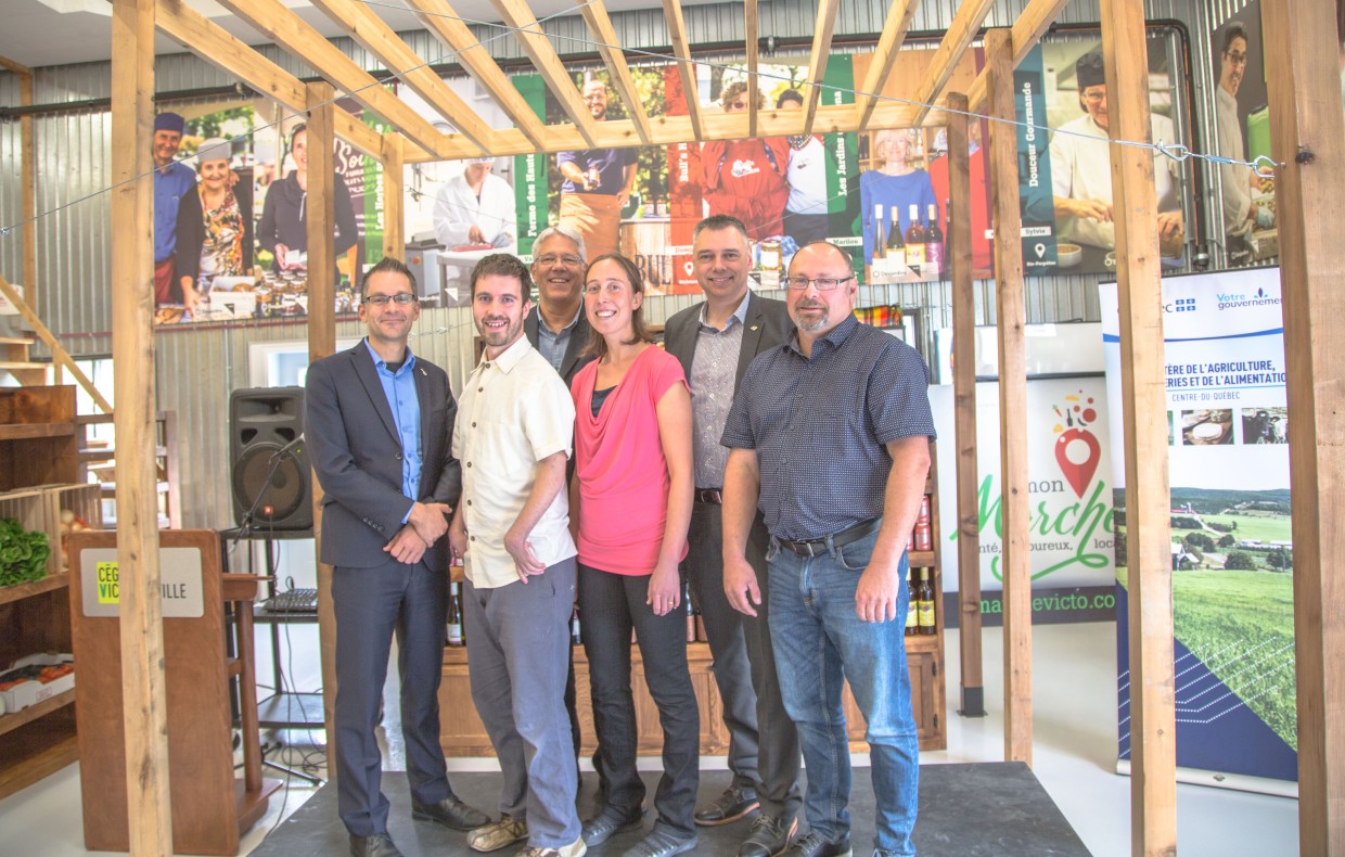 Photo prise lors de la conférence de presse annonçant l'ouverture de Mon Marché dans ses nouveaux locaux au Cégep de Victoriaville. Sur la photo : Denis Deschamps, directeur général du Cégep de Victoriaville; Charles Marceau-Cotton, directeur de Mon Marché; Normand Houle, directeur régional au ministère de l'Agriculture, de l'Alimentation et des Pêcheries du Québec (MAPAQ); Angèle Martin-Rivard, présidente de Mon Marché; André Bellavance, maire de Victoriaville; Maxime Bernier, propriétaire de la Bergerie Étoile d'Or