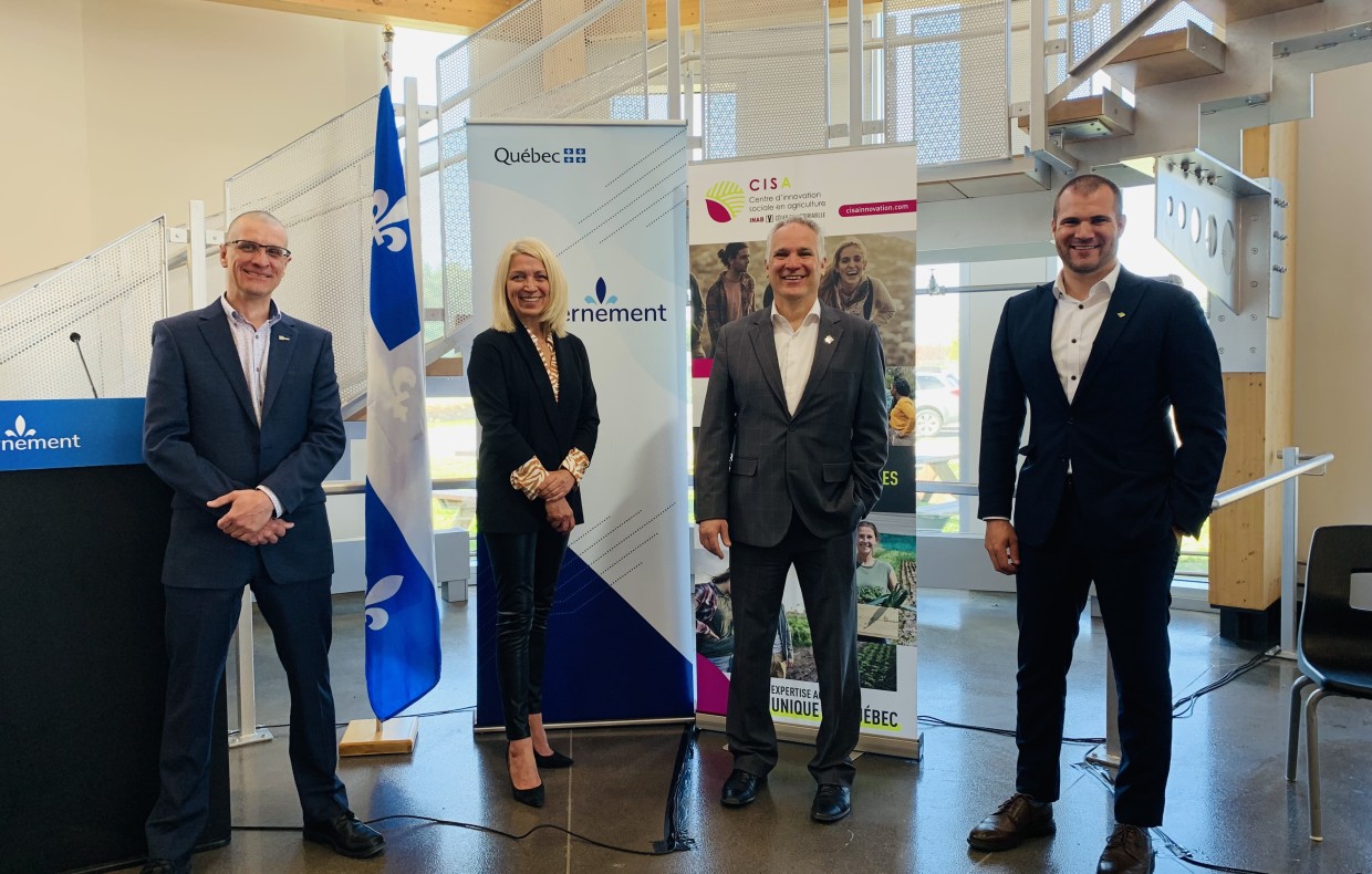 Normand Poniewiera, directeur de l'Institut national d'agriculture biologique du Cégep de Victoriaville, Lucie Lecours, ministre déléguée à l'Économie, Éric Lefebvre, député d'Arthabaska et Whip en chef du gouvernement, Antoine Tardif, maire de Victoriaville