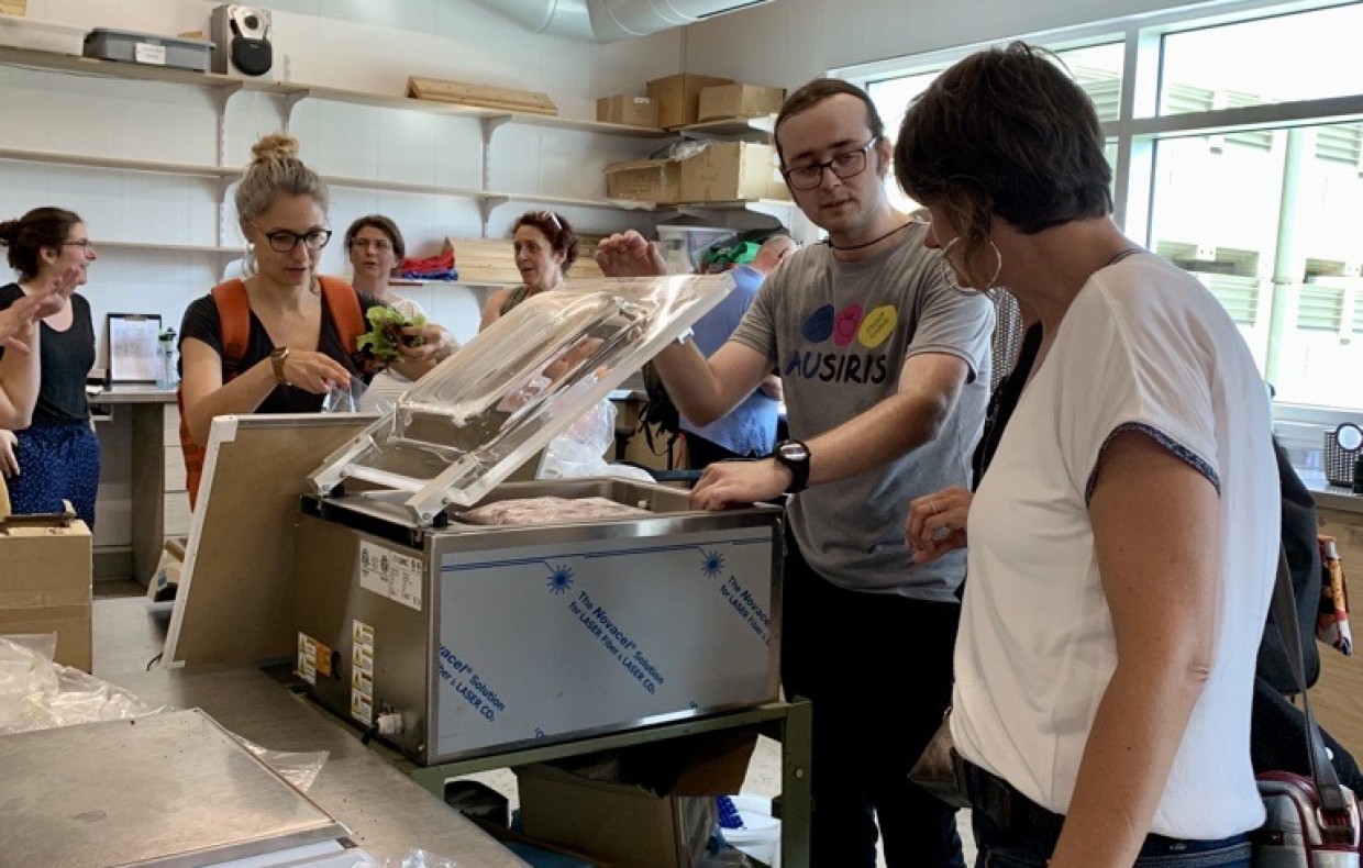 Personne qui explique comment mettre des fraises sous-vide à l'INAB
