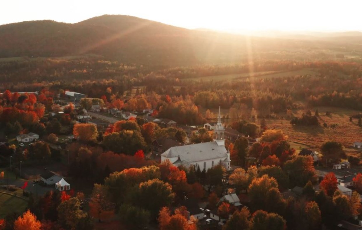 Un village en automne sous le soleil