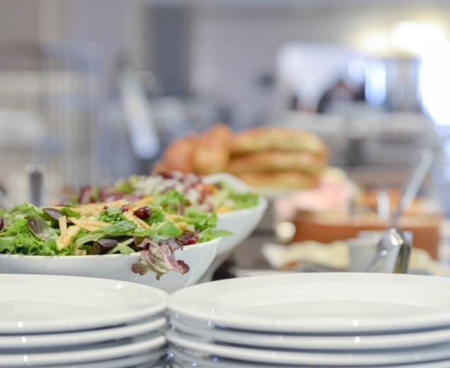 Assiettes déposées sur une table de style buffet