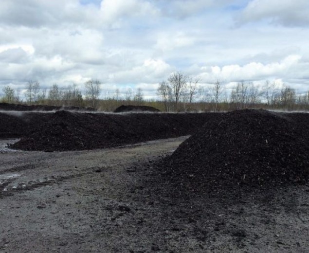Allées de compost entreposé dans un champs