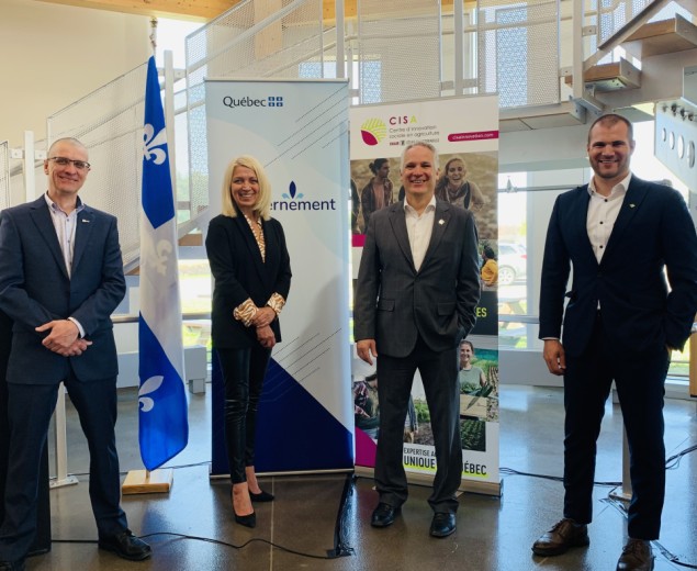 Normand Poniewiera, directeur de l'Institut national d'agriculture biologique du Cégep de Victoriaville, Lucie Lecours, ministre déléguée à l'Économie, Éric Lefebvre, député d'Arthabaska et Whip en chef du gouvernement, Antoine Tardif, maire de Victoriaville